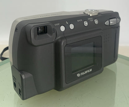 Fujifilm FinePix 2400 Zoom 2.1MP Compact Digital CAMERA+WIRE SILVER TESTED - 1344