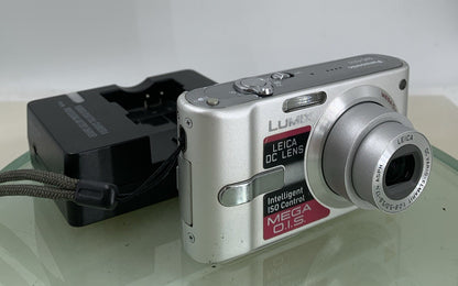 Panasonic LUMIX DMC-FX10 COMPACT DIGITAL CAMERA SILVER + CHARGER TESTED - 220