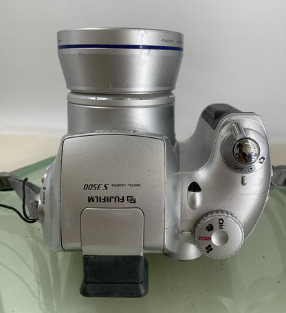 Fujifilm FINEPIX S3500 4.0MP COMPACT DIGITAL CAMERA SILVER NO CARD TESTED - 3497