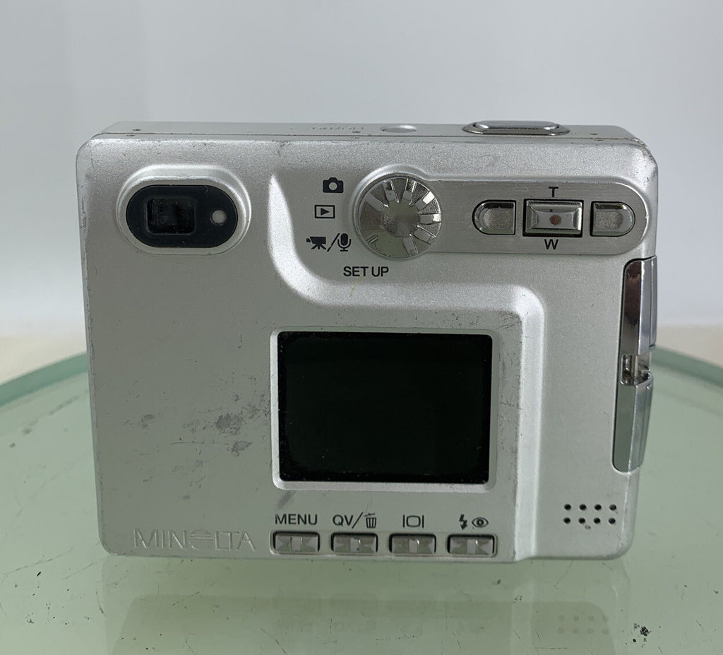 KONIKA MINOLTA DIMAGE XT CAMERA SILVER WITH BOX AND CHARGER - TESTED - 2935