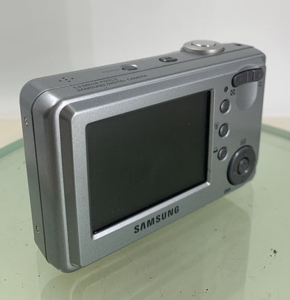 Samsung Digimax D53 5.0 MP WITH COVER Digital Camera Silver - TESTED - 2624
