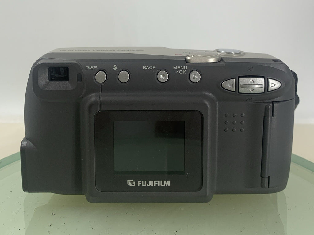 Fujifilm FinePix 2400 Zoom 2.1MP Compact Digital CAMERA+WIRE SILVER TESTED - 1345