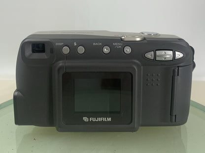Fujifilm FinePix 2400 Zoom 2.1MP Compact Digital CAMERA+WIRE SILVER TESTED - 1345