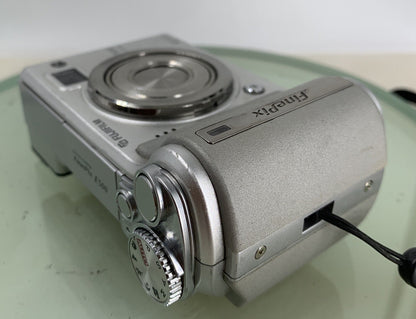 Fujifilm FINEPIX DIGITAL CAMERA E500 4.1MP Silver WITHOUT CHARGER - TESTED - 3159