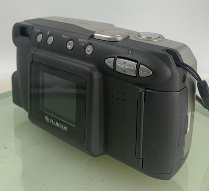 Fujifilm FinePix 2400 Zoom 2.1MP Compact Digital CAMERA+WIRE SILVER TESTED - 1346