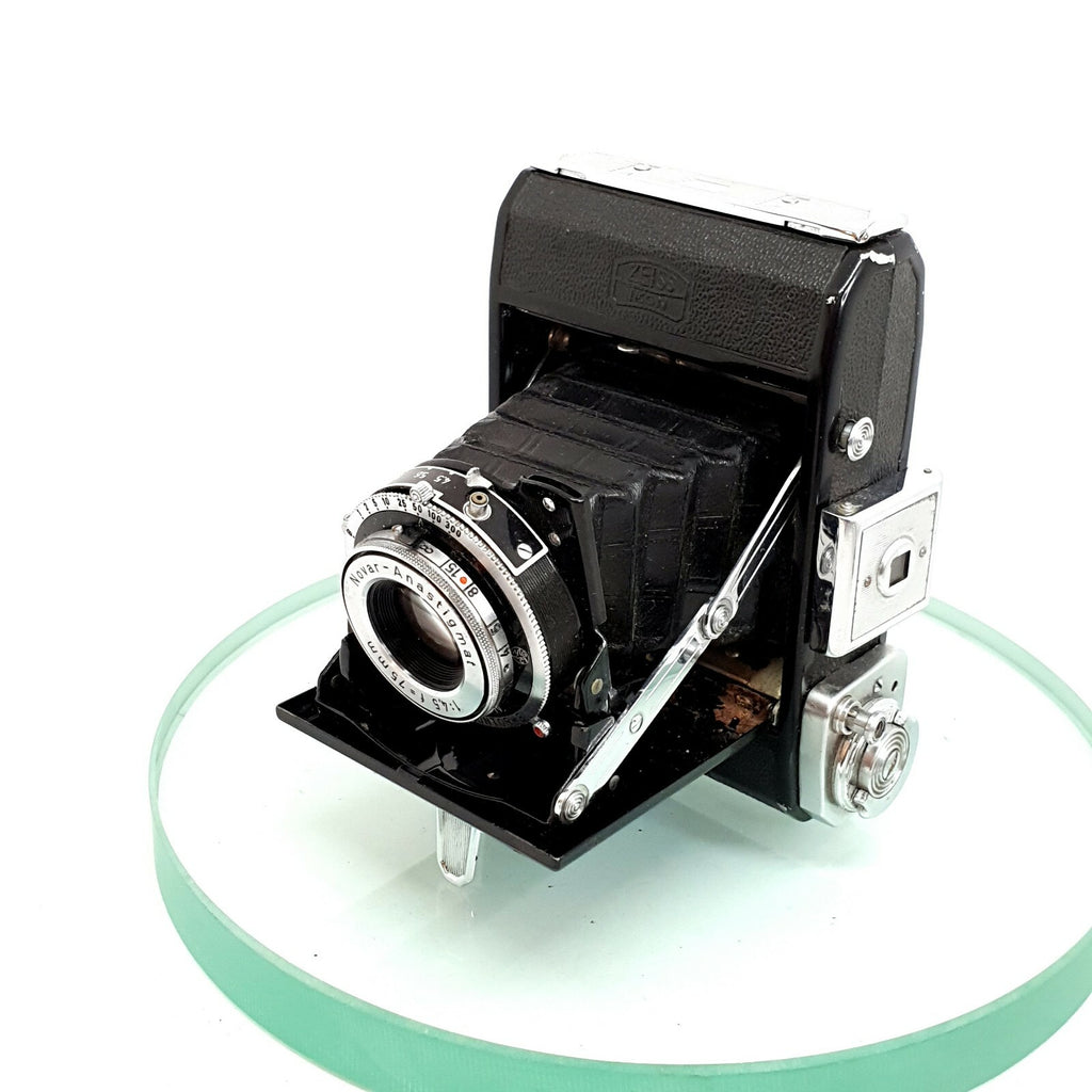 Zeiss Ikon Ikonta 521 1938-1954. Folding rollfilm camera.NOVAR 1:3.5 F=75mm 2501