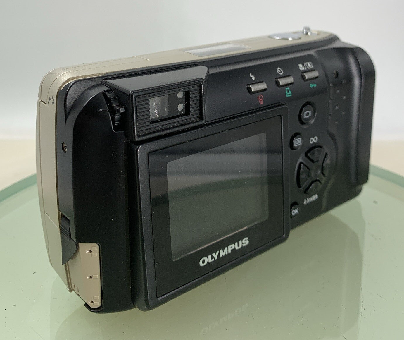 Olympus Camedia C-990 Zoom 2.1MP DIGITAL CAMERA + COVER SILVER TESTED - 4774