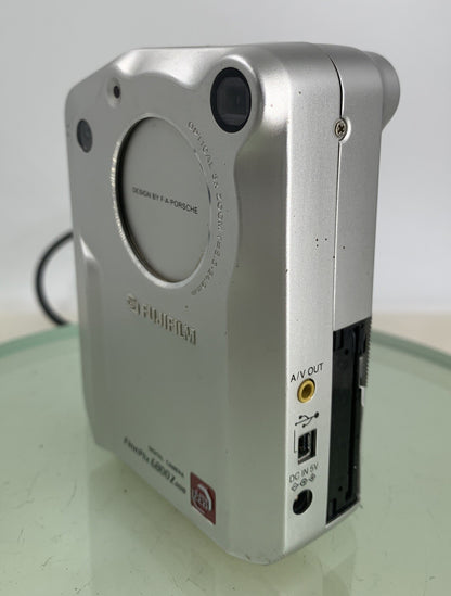 Fujifilm Finepix 6800 Zoom COMPACT DIGITAL CAMERA 64MB CARD - TESTED - 1026