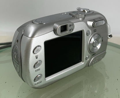 Samsung Digimax V700 7.1MP COMPACT DIGITAL CAMERA SILVER +CHARGER TESTED - 2294
