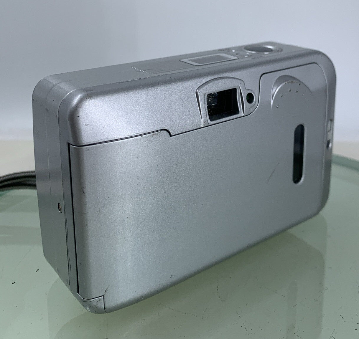Fujifilm FinePix S AUTOFOCUS COMPACT DIGITAL CAMERA SILVER NO CARD TESTED - 6764
