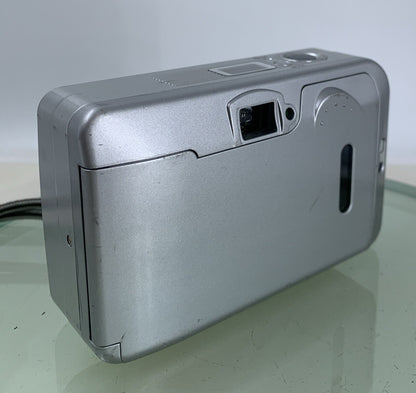 Fujifilm FinePix S AUTOFOCUS COMPACT DIGITAL CAMERA SILVER NO CARD TESTED - 6764
