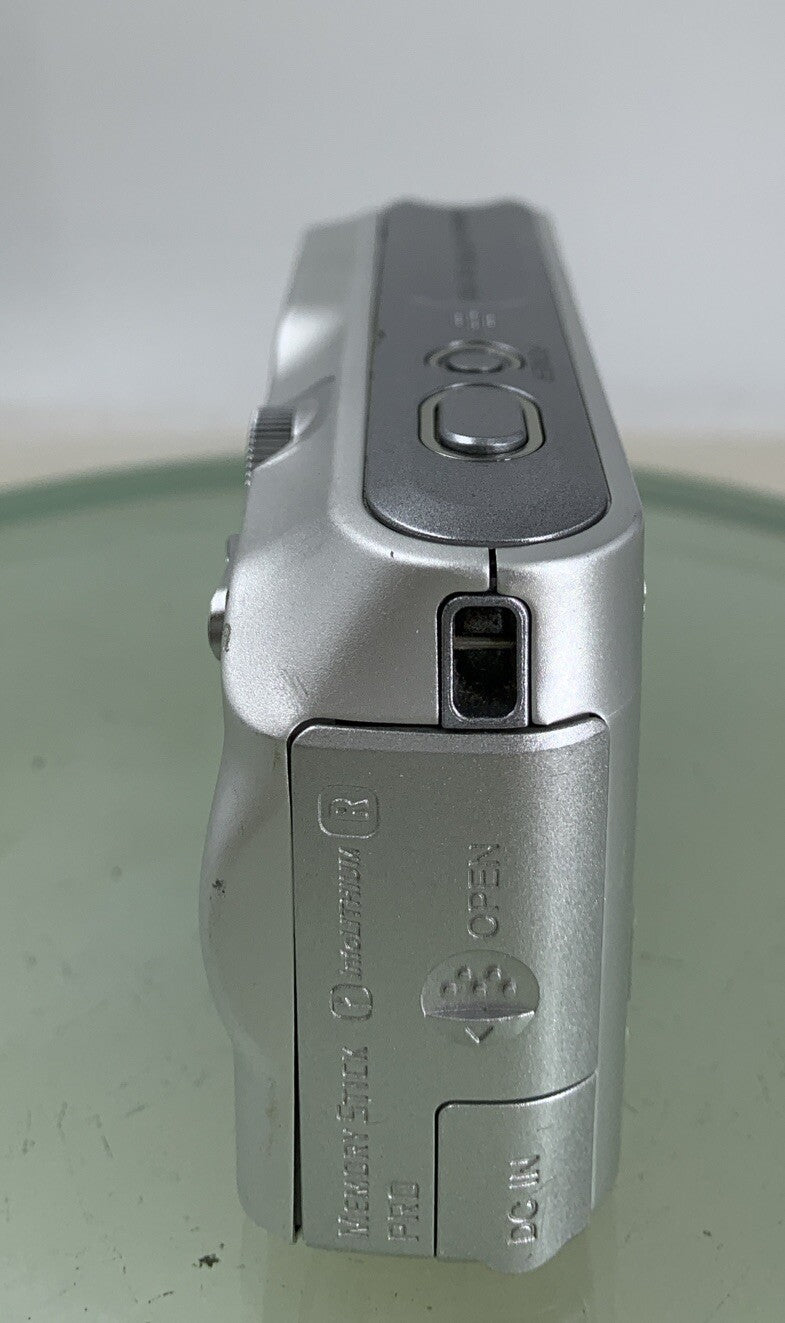 Sony Cyber-Shot DSC-P200 7.2MP Digital Camera SILVER + CHARGER TESTED - 247