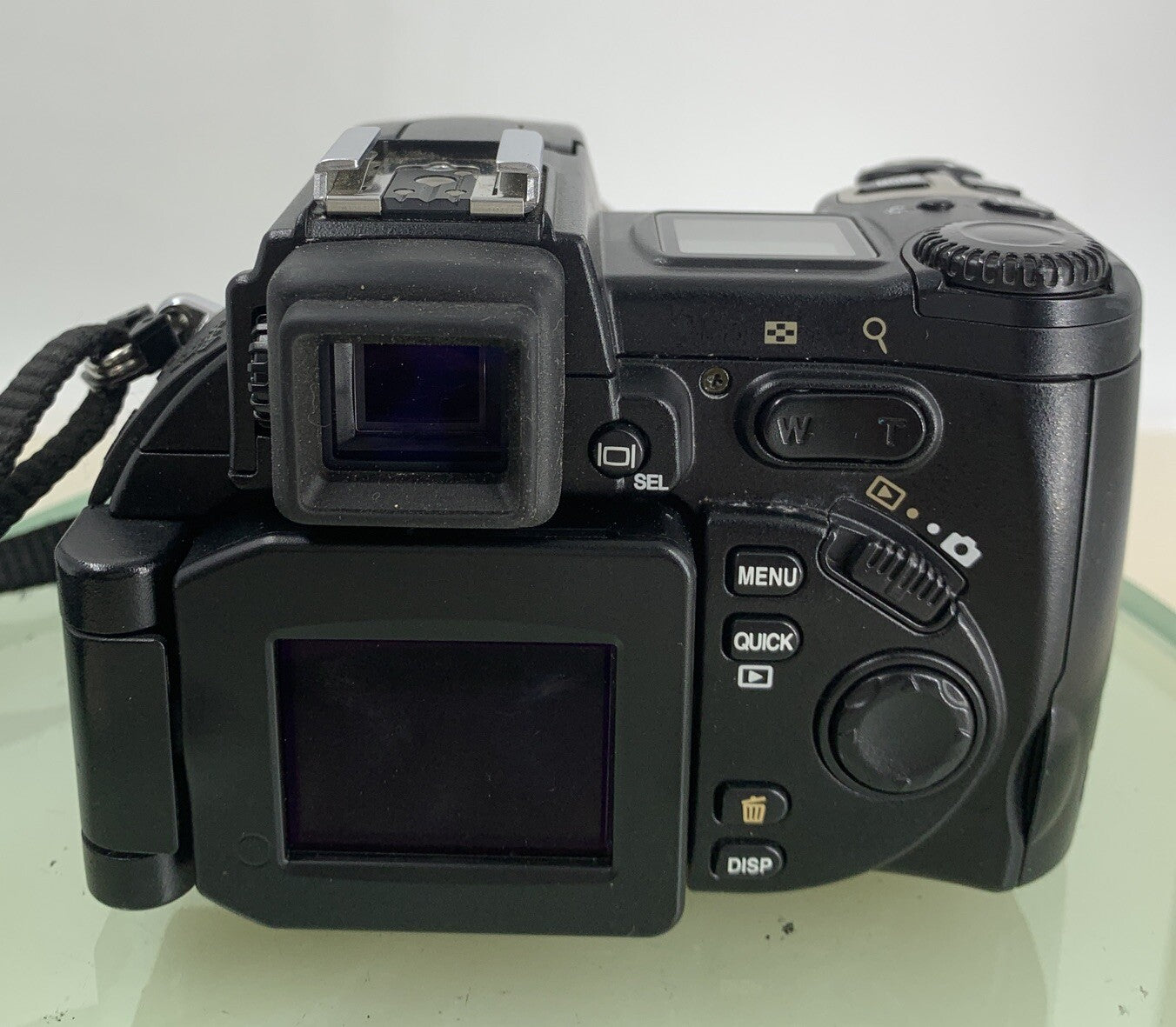 Nikon COOLPIX S700 DIGITAL CAMERA WITH CHARGER BLACK 5.0 MP 8X ZOOM TESTED - 2685