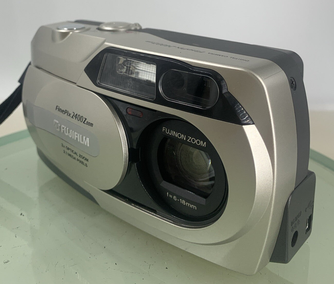 Fujifilm FinePix 2400 Zoom 2.1MP Compact Digital CAMERA+WIRE SILVER TESTED - 1342