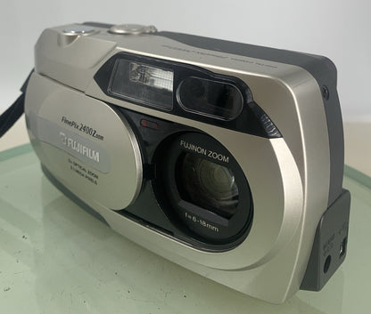 Fujifilm FinePix 2400 Zoom 2.1MP Compact Digital CAMERA+WIRE SILVER TESTED - 1342