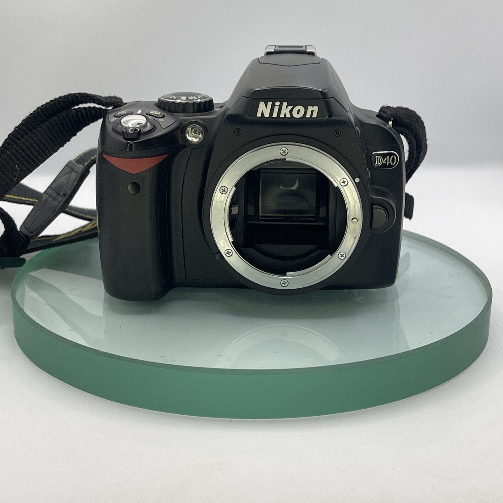 Nikon D40 Digital SLR Camera - Black, TESTED Body only with charger, battery #882