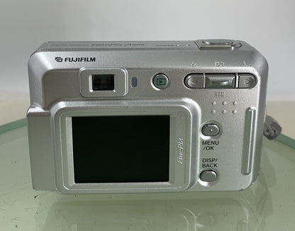 Fujifilm FINEPIX DIGITAL CAMERA A500 5.1MP NO SD CARD SILVER TESTED - 355