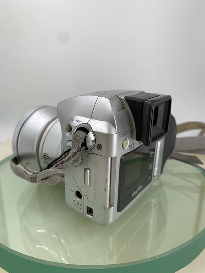 Fujifilm Finepix S3500 4.0MP COMPACT DIGITAL CAMERA SILVER TESTED - 9164