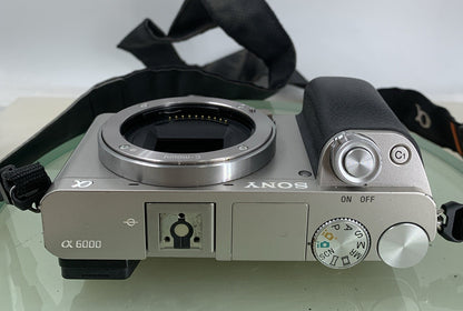SONY APLHA A6000 GREY WITH CHARGER + COVER + WIRE PERFECTLY TESTED - 3717