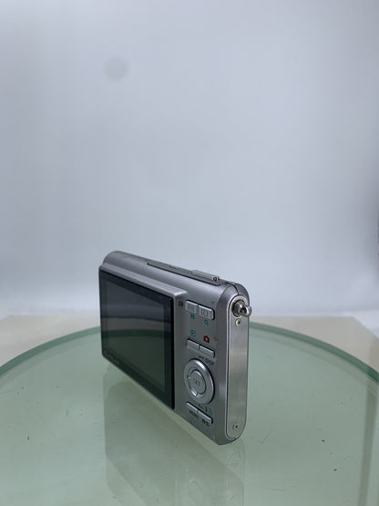 Casio Digital Camera EXILIM EX-Z75 7.2MP SILVER WITH CHARGER TESTED - 6893