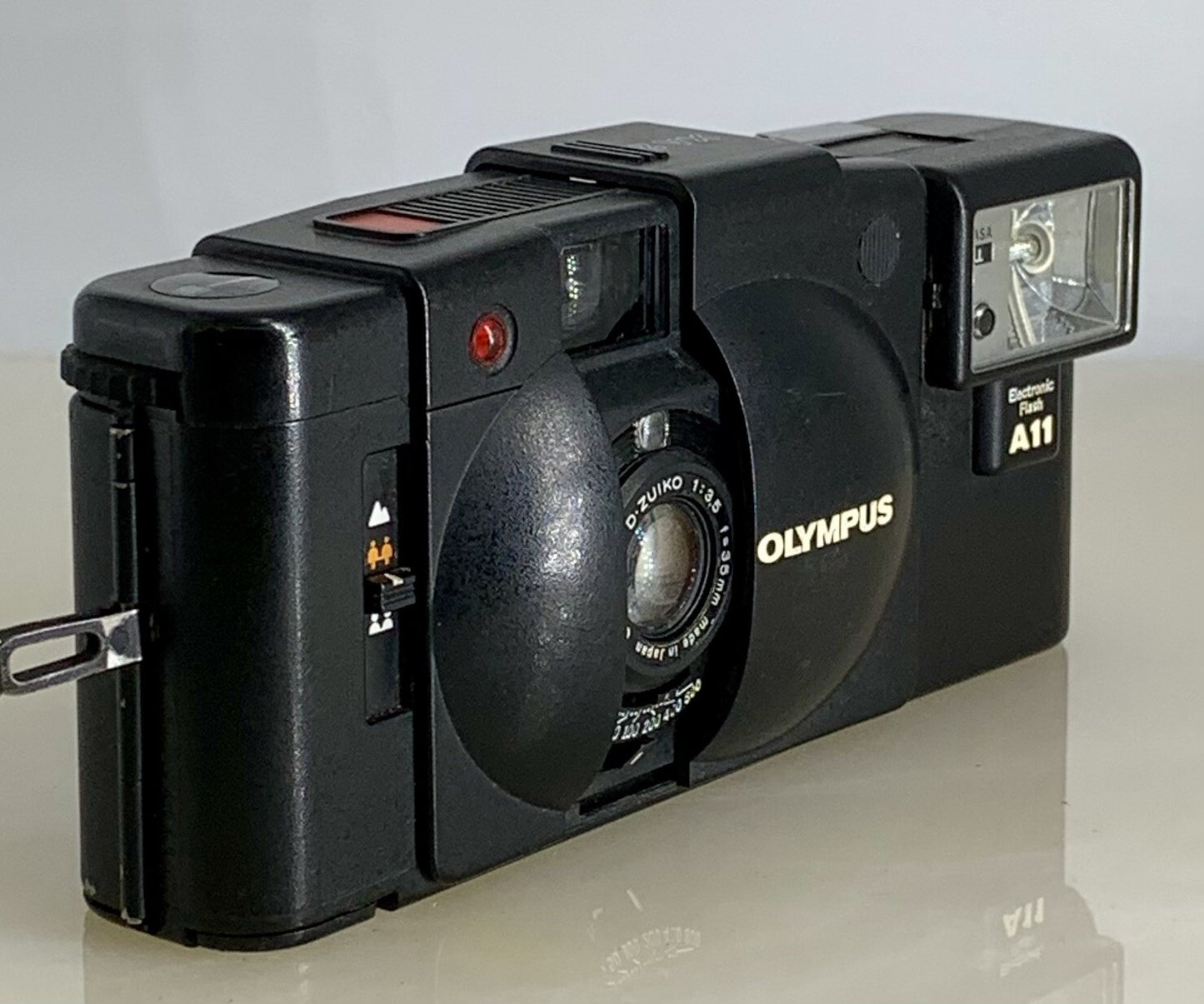 OLYMPUS XA2 Compact Camera 35mm Flash A11 D.ZUIKO 35mm f3.5 TESTED + Case 672