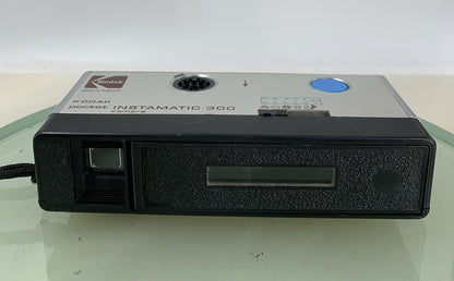 VINTAGE KODAK POCKET INSTAMATIC 300 CAMERA SILVER WORKING AND TESTED - 1355