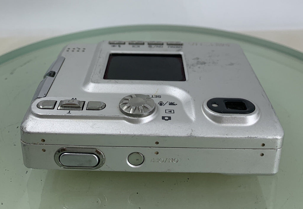 KONIKA MINOLTA DIMAGE XT CAMERA SILVER WITH BOX AND CHARGER - TESTED - 2938