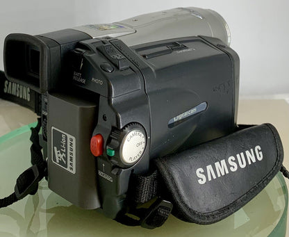 SAMSUNG VP-D10 22x OPTICAL ZOOM 2.5 LCD DIGITAL CAMCORDER+CHARGER + TESTED - 3403