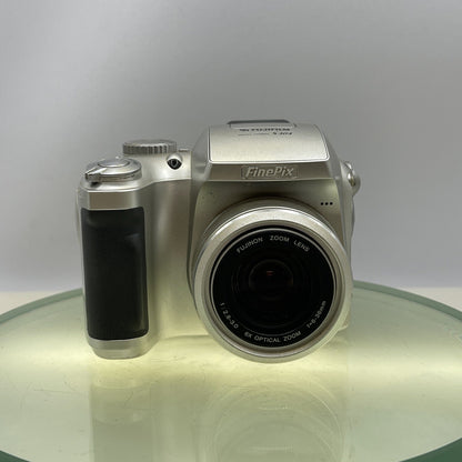 FUJI Fujifilm FinePix S304 DIGITAL CAMERA 3.2 Megapixels Tested Takes AA #7091