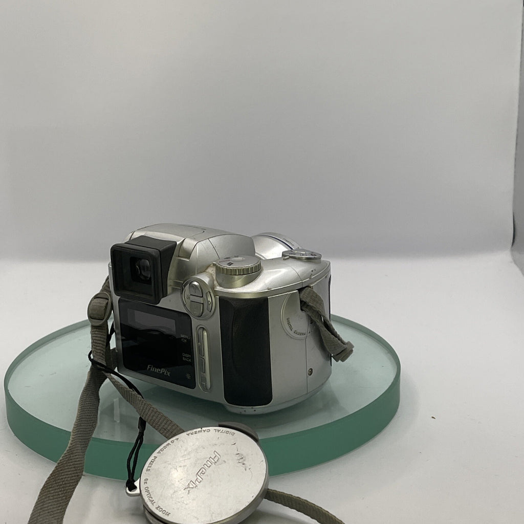 Fuji Finepix S3500 4mp Digital Camera- Silver Takes AA -Tested 16MB XD Card #9274