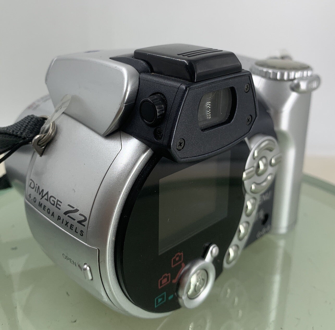 Konica Minolta Dimage Z2 COMPACT DIGITAL CAMERA 4.0MP NO CARD TESTED - 3124