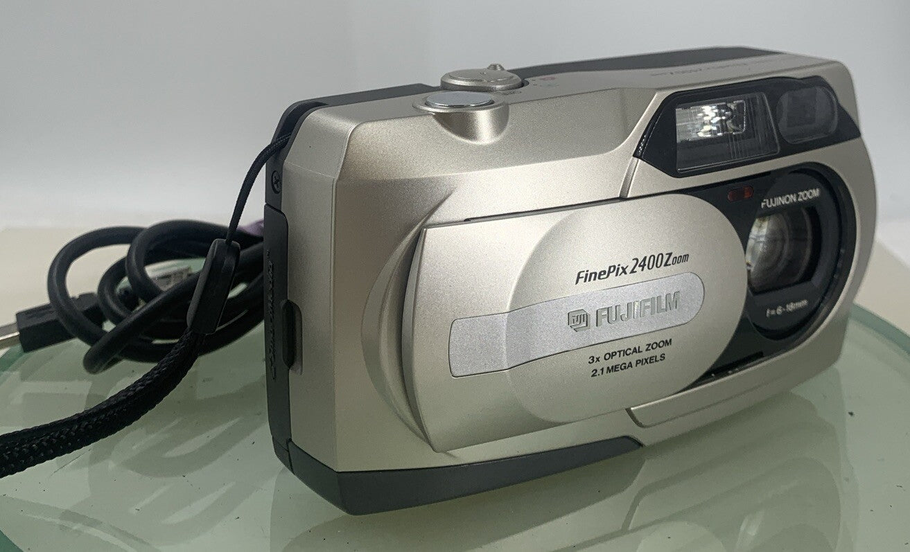 Fujifilm FinePix 2400 Zoom 2.1MP Compact Digital CAMERA+WIRE SILVER TESTED - 1340