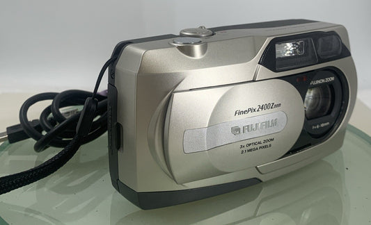 Fujifilm FinePix 2400 Zoom 2.1MP Compact Digital CAMERA+WIRE SILVER TESTED - 1340