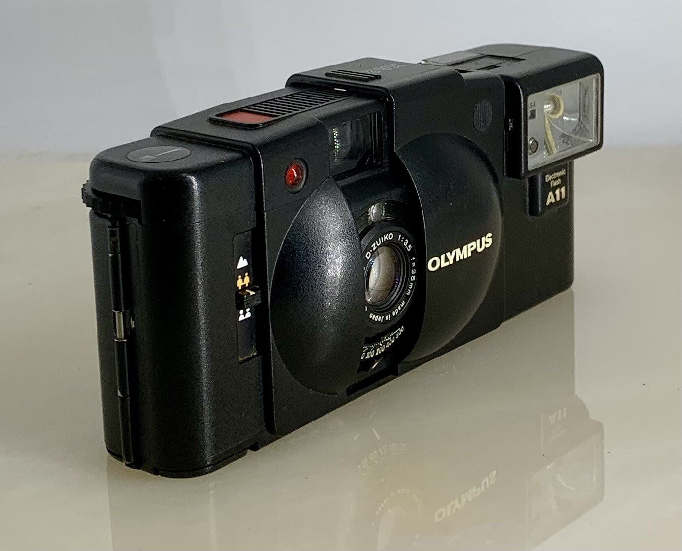 OLYMPUS XA2 Compact Camera 35mm Flash A11 D.ZUIKO 35mm f3.5 TESTED + Case 682