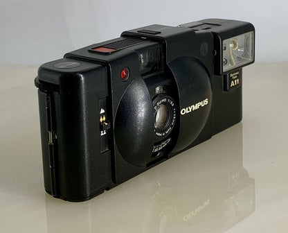 OLYMPUS XA2 Compact Camera 35mm Flash A11 D.ZUIKO 35mm f3.5 TESTED + Case 682
