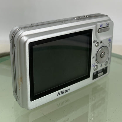 Nikon Coolpix S2 COMPACT DIGITAL CAMERA SILVER+ CHARGER, NO CARD TESTED - 2784