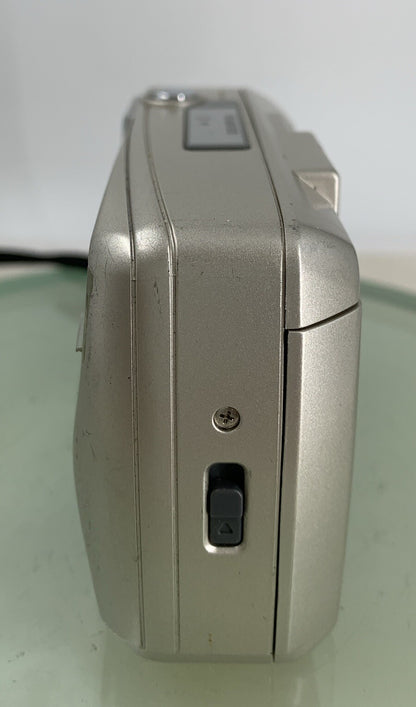 Olympus Trip 500 35mm Film Point and Shoot Camera NO BATTERY Silver TESTED - 3253