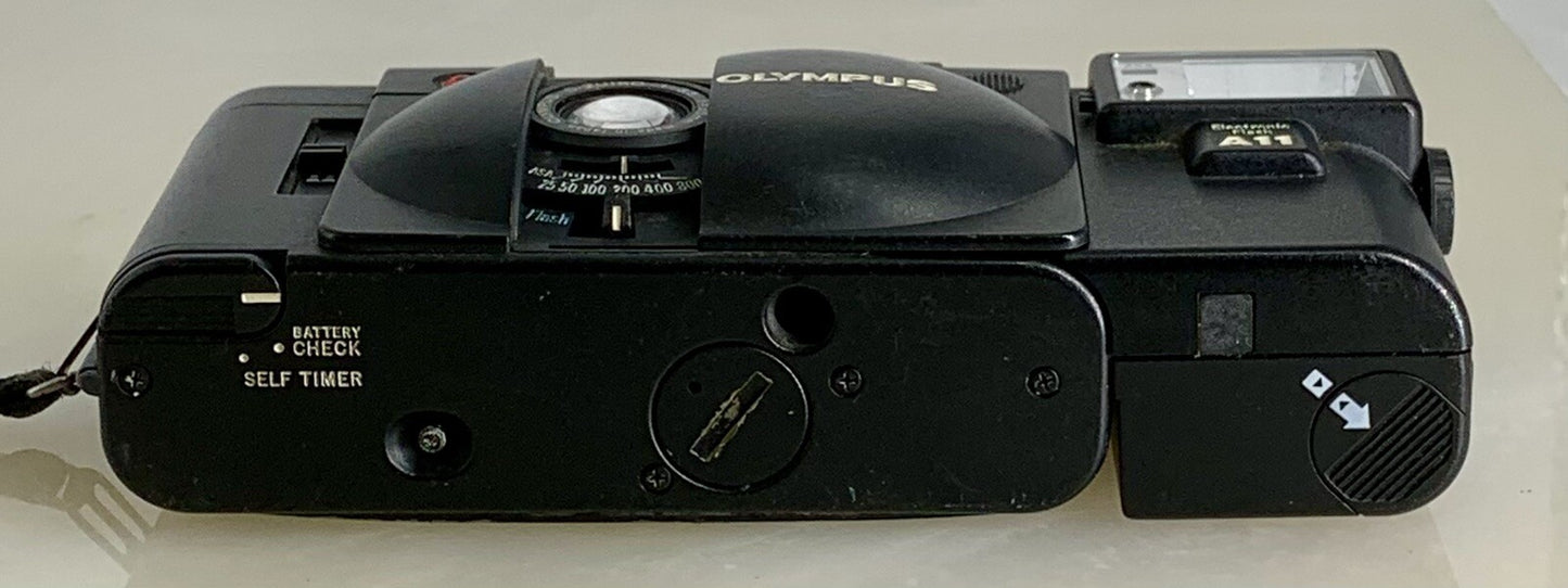 OLYMPUS XA2 Compact Camera 35mm Flash A11 D.ZUIKO 35mm f3.5 TESTED + Case 677
