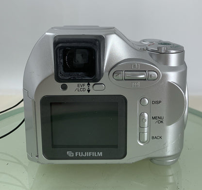 Fujifilm FinePix 2800 Zoom Digital Camera SILVER NO CARD NO CHARGER TESTED - 5795