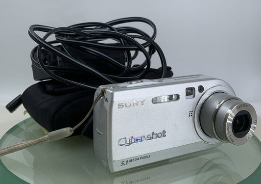Sony Cyber Shot DSC-P100 5.1 MP SILVER + CHARGER + COVER NO CARD TESTED - 6740