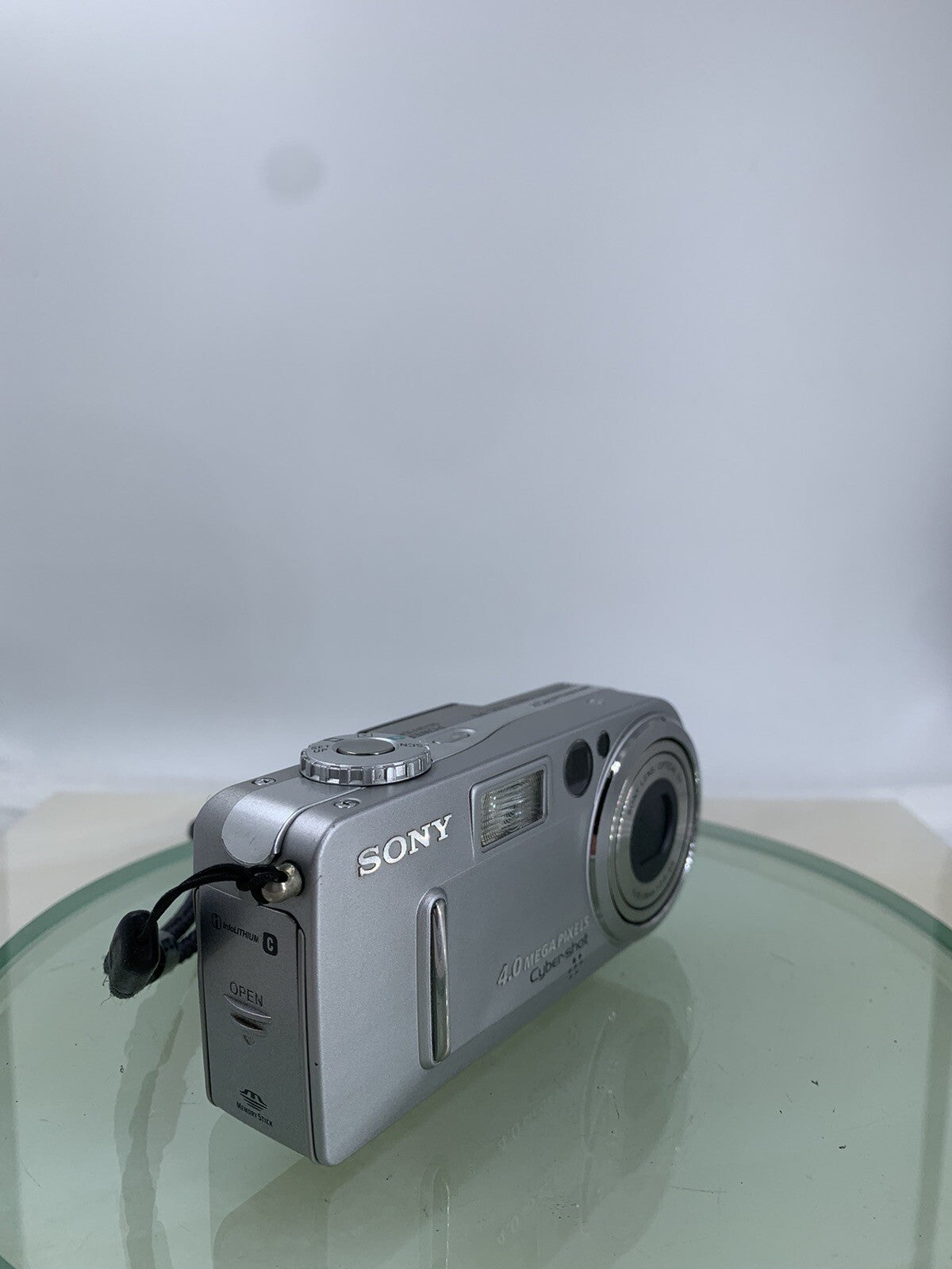 SONY Cybershot DSC-P9 Digital Camera SILVER 4MP + CHARGER + WIRE TESTED - 6862