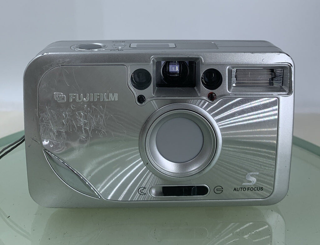 Fujifilm FinePix S AUTOFOCUS COMPACT DIGITAL CAMERA SILVER NO CARD TESTED - 6761