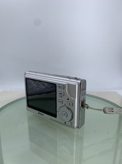 Nikon S5 COMPACT DIGITAL CAMERA SILVER 6.0 MP NO CARD NO CHARGER TESTED - 6812
