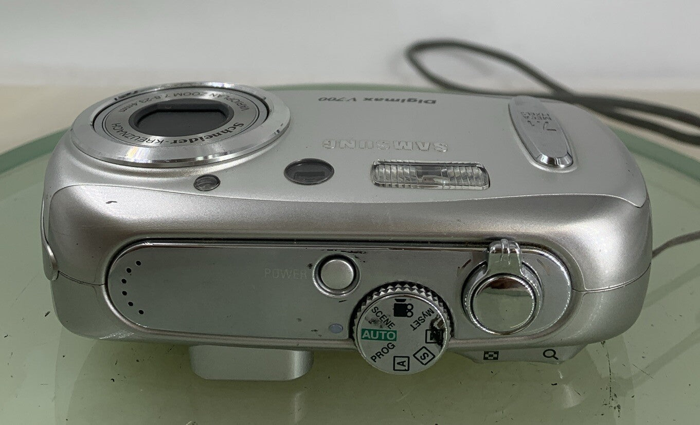 Samsung Digimax V700 7.1MP COMPACT DIGITAL CAMERA SILVER +CHARGER TESTED - 2297