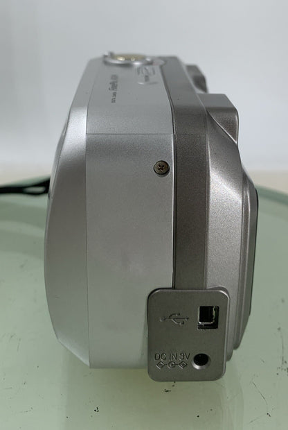 Fujifilm COMPACT Digital Camera FinePix A204 2.0MP 32MB CARD SILVER TESTED - 1433