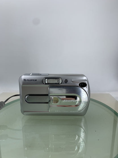 Fujifilm Finepix A340 DIGITAL CAMERA SILVER NO CHARGER NO CARD TESTED - 5870