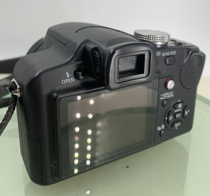 Panasonic LUMIX DMC-FZ18 8.1MP 18X OPTICAL ZOOM CAMERA+CHARGER - TESTED - 1004