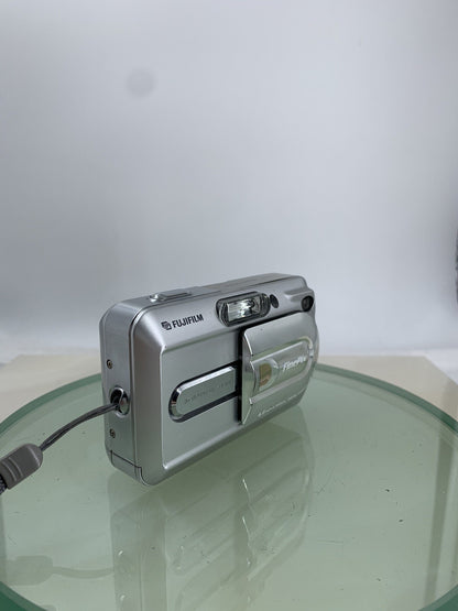 Fujifilm Finepix A340 DIGITAL CAMERA SILVER NO CHARGER NO CARD TESTED - 5871
