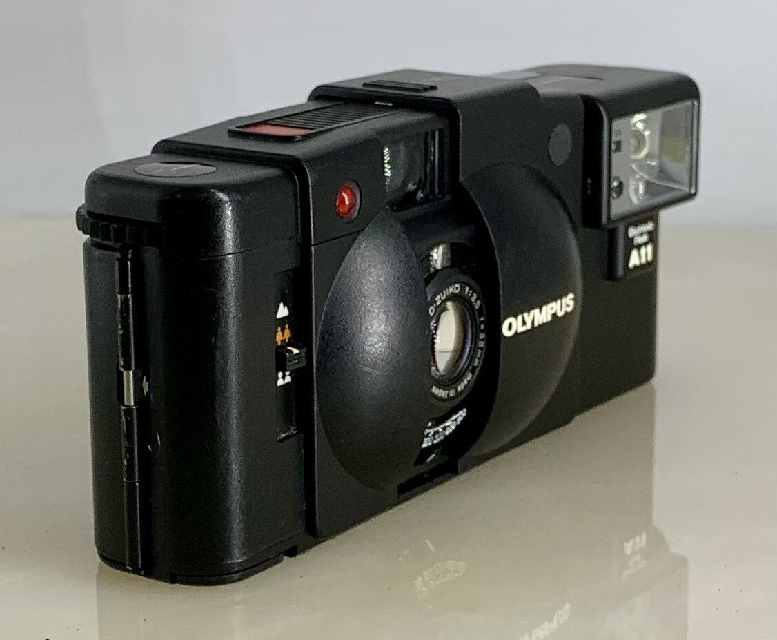 OLYMPUS XA2 Compact Camera 35mm Flash A11 D.ZUIKO 35mm f3.5 TESTED + Case 662