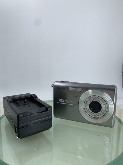 Casio Digital Camera EXILIM EX-Z75 7.2MP SILVER WITH CHARGER TESTED - 6890